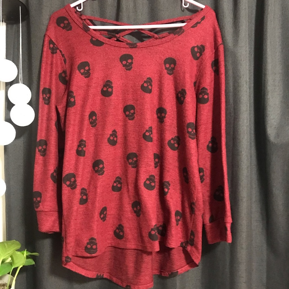3/4 sleeve hi-lo red skull blouse